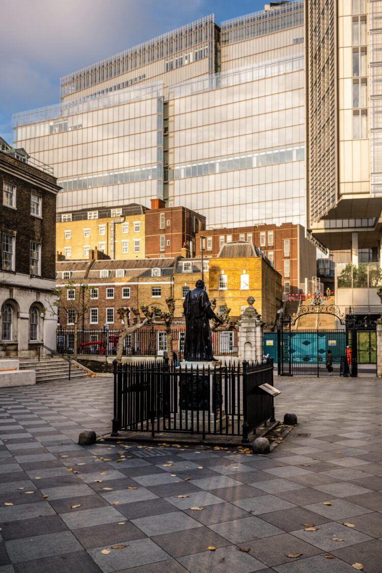 The statue of Thomas Guy by Peter Scheemakers sits within a central courtyard outside Guy’s Hospital